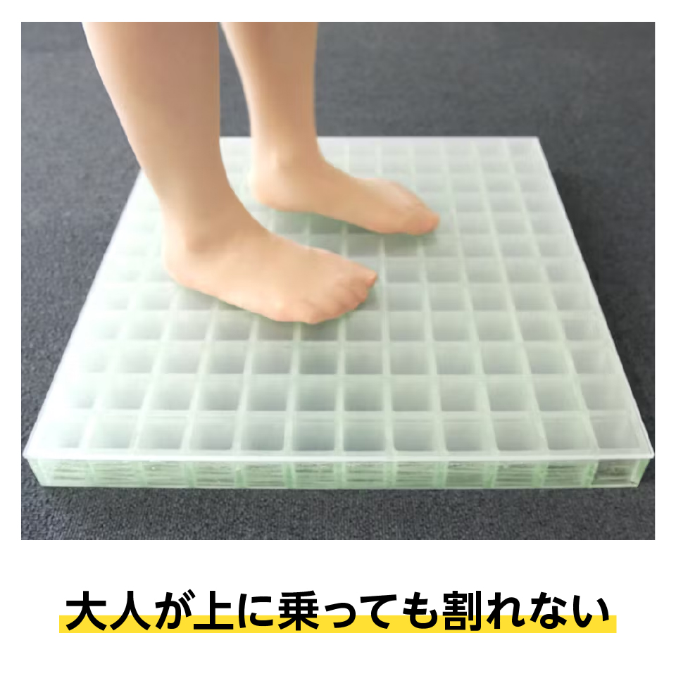 大人が乗っても割れないほど「ポリカーボネートシート」は耐荷重性が高い
